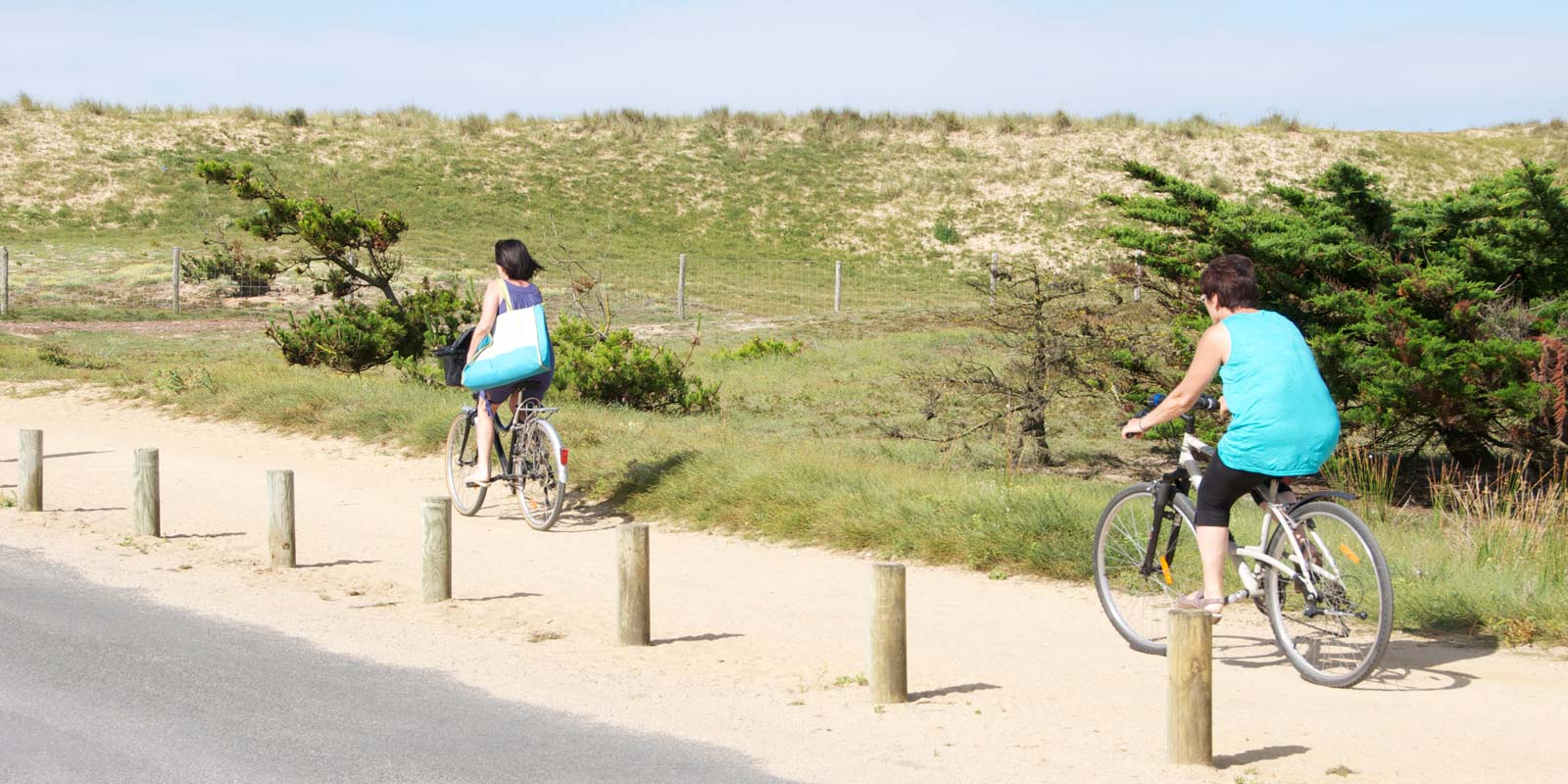 Cycling route along the dunes by the sea near the campsite in Saint-Hilaire-de-Riez