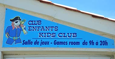 Enseigne du club-enfants du camping Le Bois Tordu en Vendée avec salle de jeux