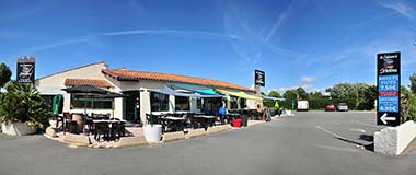 Außenansicht des Restaurants auf dem Campingplatz Le Bois Tordu in der Vendée
