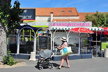 Der Sandwichladen auf dem Campingplatz und seine Terrasse in Saint-Hilaire-de-Riez