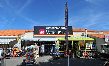 Eingang zum Supermarkt auf dem Campingplatz in Saint-Hilaire-de-Riez in der Vendée