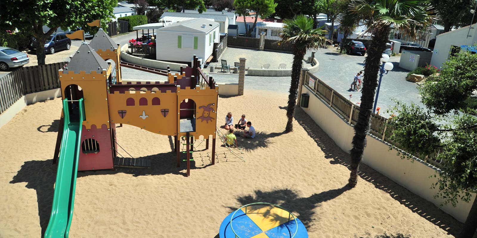 Luftaufnahme des Campingplatzspielplatzes in Saint-Hilaire in der Vendée