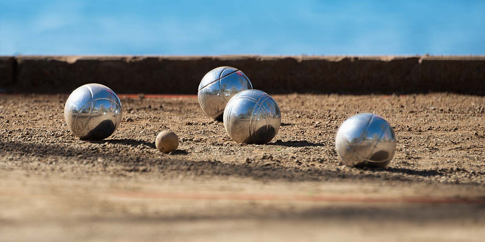 Petanque-Ball auf dem Bouleplatz des Campingplatzes Le Bois Tordu in der Vendée