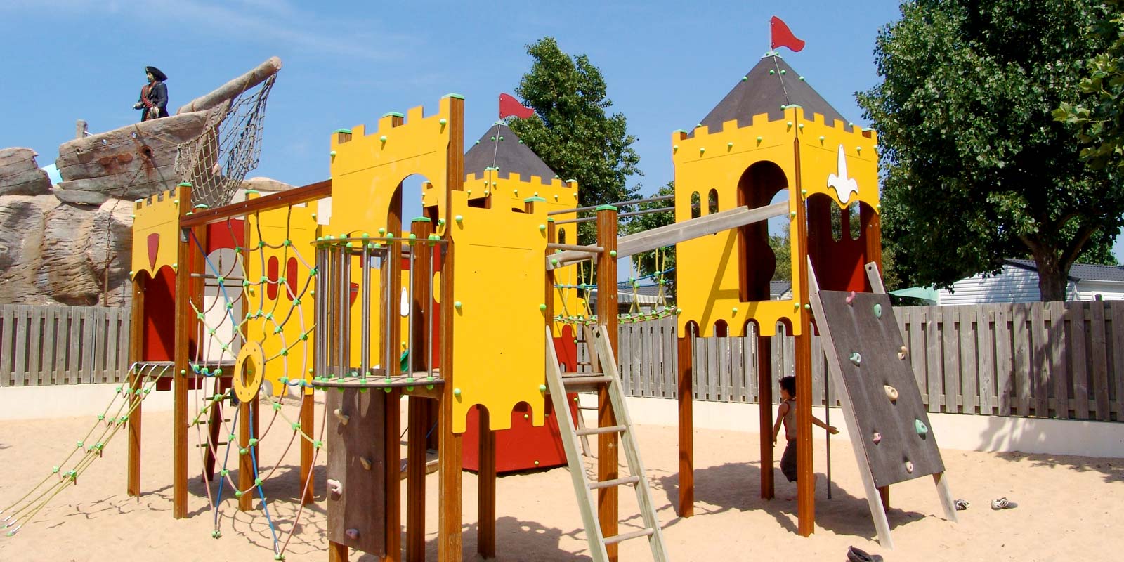 Hütte zum Klettern auf dem Spielplatz des Campingplatzes Le Bois Tordu 85