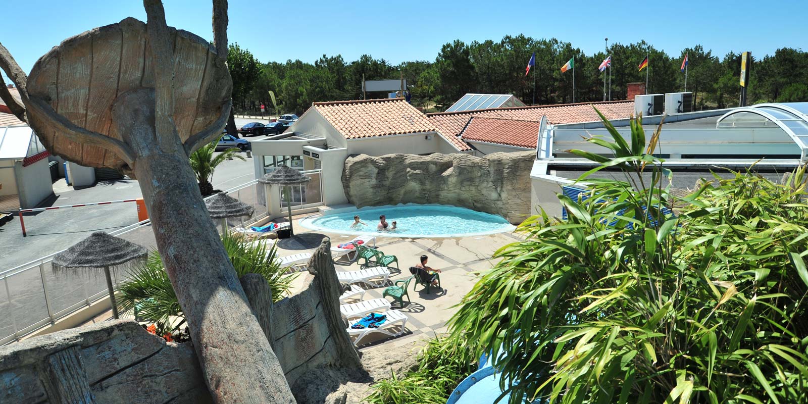 Luftaufnahme des Wasserbereichs mit Planschbecken auf dem Campingplatz in Vendée