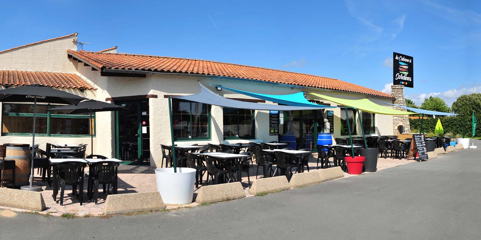 Die Terrasse des Sardinenrestaurants auf dem Campingplatz Bois Tordu in der Vendée