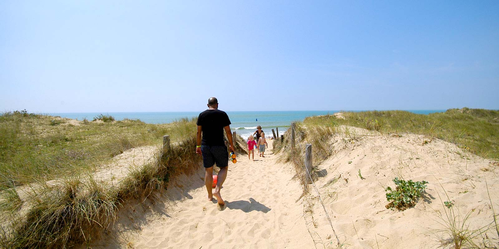 Eingang zum Strand durch die Dünen in der Nähe des Campingplatzes Le Bois Tordu in Saint-Hilaire-de-Riez