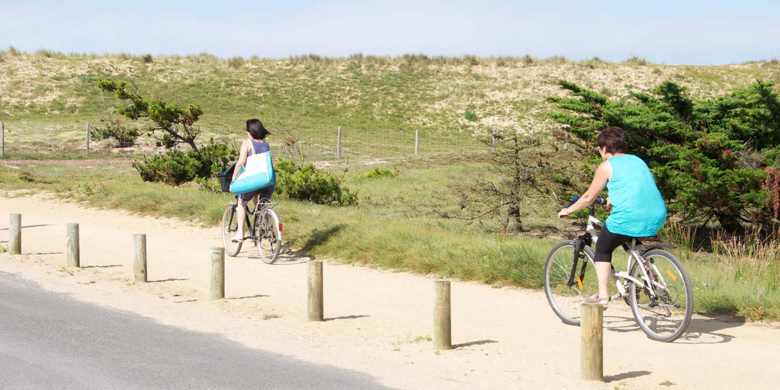 Radweg entlang der Dünen am Meer in der Nähe des Campingplatzes in Saint-Hilaire-de-Riez