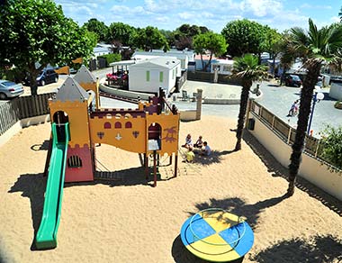 Luftaufnahme des Spielplatzes auf dem Campingplatz in Saint-Hilaire mit Rutschen