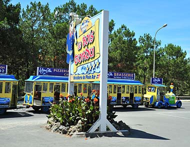 Der Eingang zum Campingplatz mit dem kleinen Touristenzug von Saint-Hilaire-de-Riez