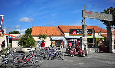 Der Eingang zum Campingplatz Bois Tordu in Saint-Hilaire-de-Riez in der Vendée