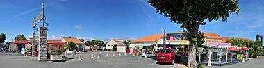 Panoramablick auf den Eingang zum Campingplatz Le Bois Tordu in der Vendée