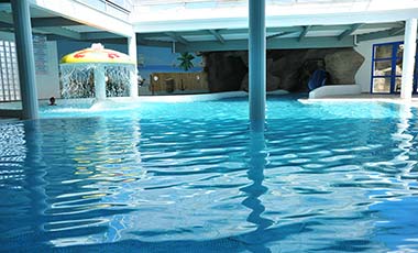 The indoor pool of the campsite's aquatic area at Saint-Hilaire 85