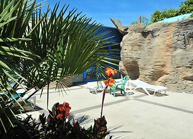 Het solariumstrand met ligstoelen in het watergebied van de camping in Saint-Hilaire de Riez