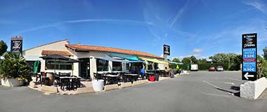 Vue extérieure du restaurant du camping Le Bois Tordu en Vendée