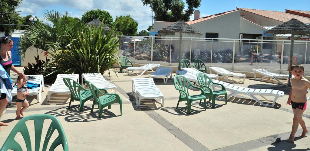 Plage avec transats dans l'espace aquatique du camping à Saint-Hilaire-de-Riez Le Bois Tordu