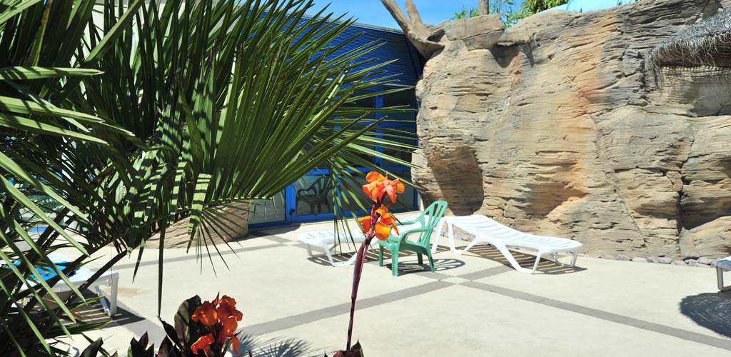 Deckchairs and beach in the campsite's aquatic area at Saint-Hilaire-de-Riez