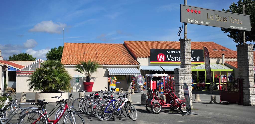 Fiets voor de ingang van camping Bois Tordu in Saint-Hilaire-de-Riez in de Vendée