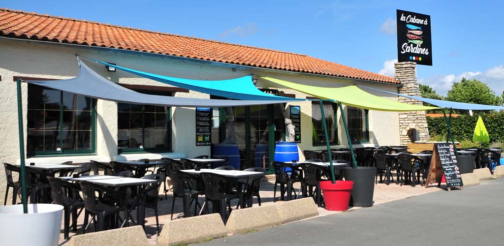 Het terras van het visrestaurant op camping Bois Tordu (Saint-Hilaire-de-Riez)