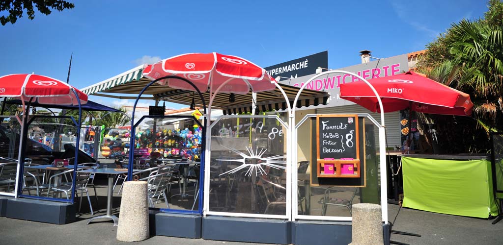 Snack terrace with takeaway at Le Bois Tordu campsite (85)