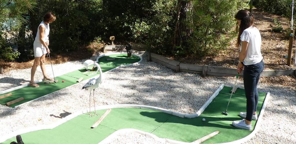 Kinder spielen Minigolf in Saint-Hilaire-de-Riez in der Vendée