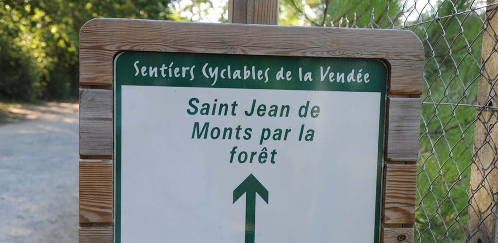 Sign indicating the cycling paths in Vendée near Saint-Jean-de-Monts