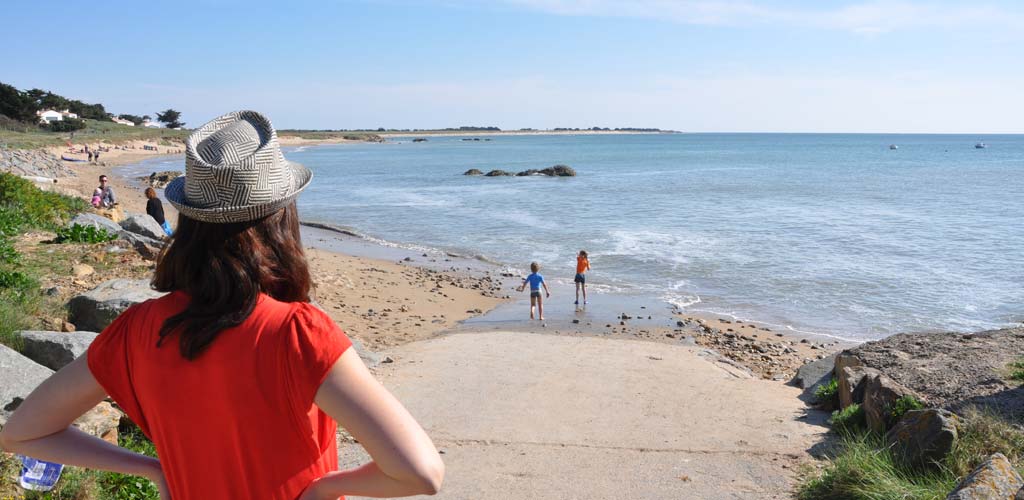 Femme debout devant la plage des lutins sur l'île de Noirmoutier en Vendée