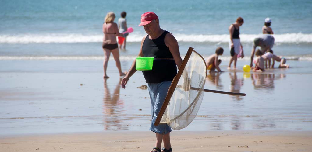 Vissers lopen op een strand in Saint-Hilaire-de-Riez in de Vendée