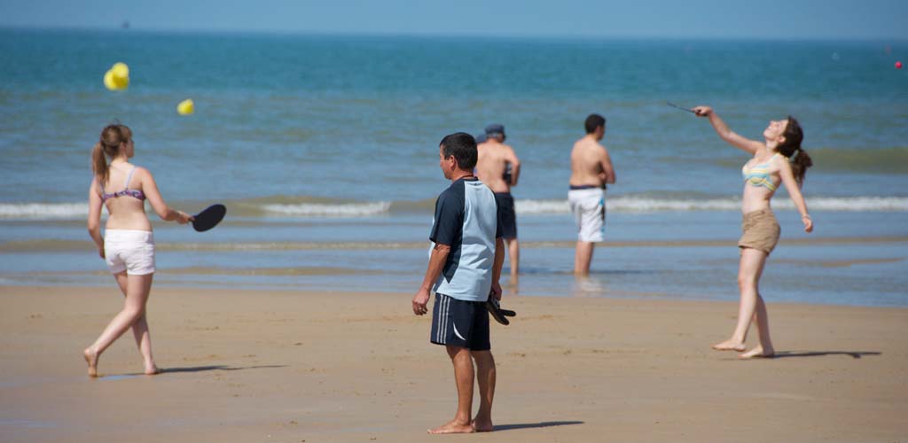 People doing beach sports in Saint-Hilaire-de-Riez