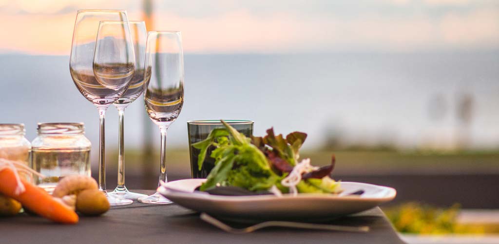 Tafel met salade, glazen Vendean witte wijn en schaaldieren uit Saint-Hilaire-de-Riez